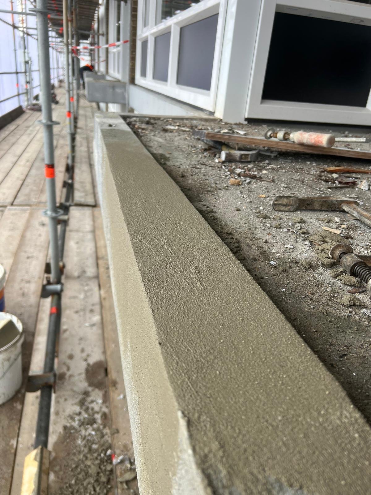 Betonreparatie: herstellen van beschadigd of aangetast beton om de constructieve sterkte